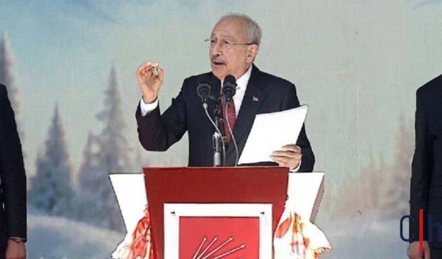 Kılıçdaroğlu Karanfillerle Karşılandı! CHP Genel Merkezi Önünde Sert Mesajlar: "O Baba Ocağında Rüşvet Olur mu?"