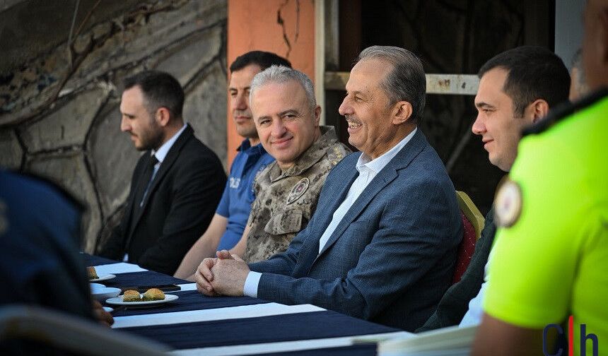 Hakkâri Valisi Taşyapan’dan Bayramda Polis Merkezine Moral Ziyareti