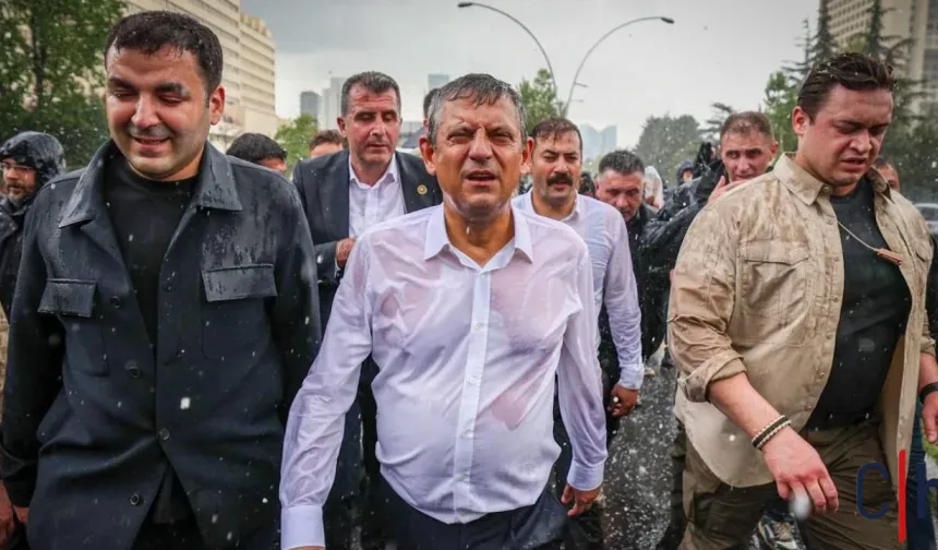 Genel Merkez’e polis müdahalesi sonrası Özgür Özel Meclis’e yürüdü