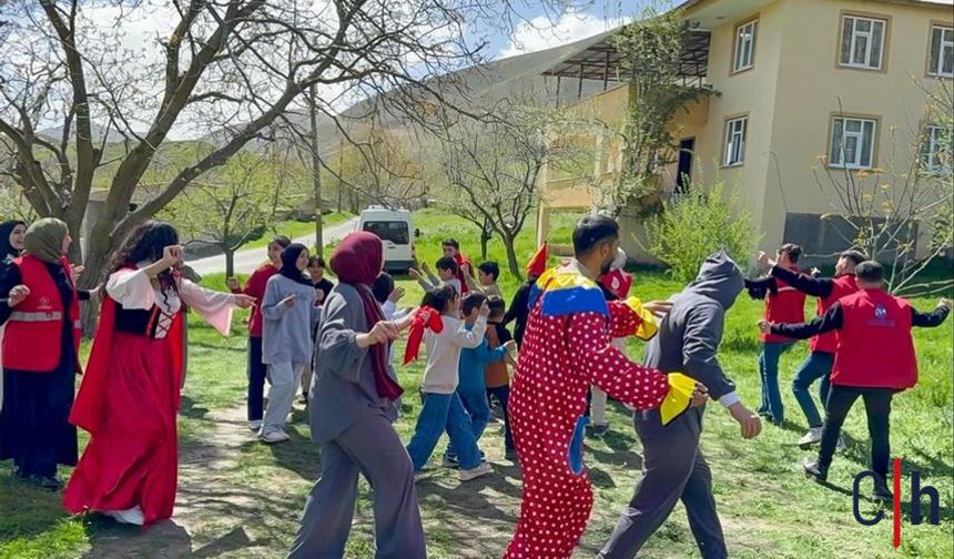 Hakkâri Üniversitesi Damla Topluluğu’ndan Köy Okuluna Ziyaret