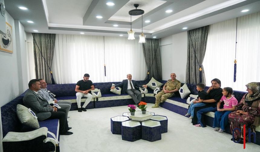 Hakkâri'de Bayram Mesaisi: Vali Taşyapan Şehit Yakınları ve Gazileri Yalnız Bırakmadı