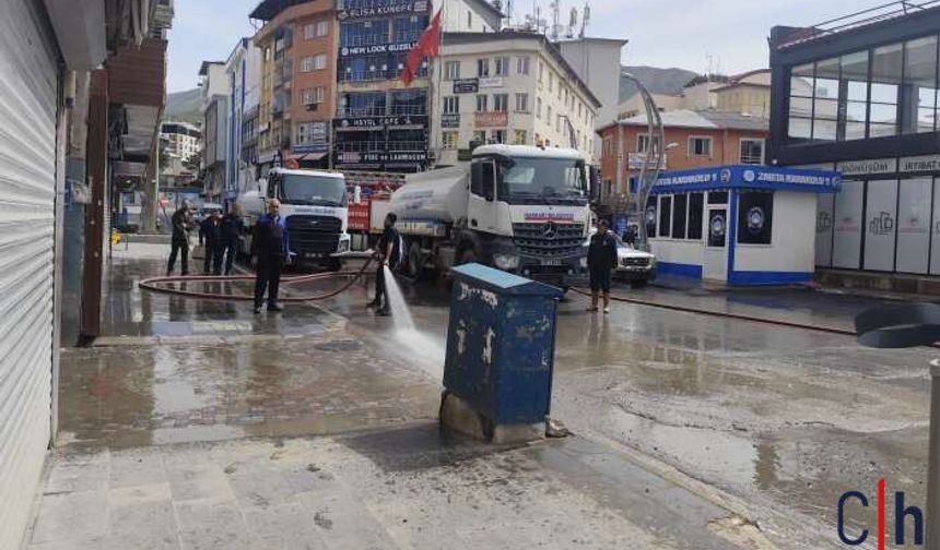 Hakkâri Çarşısında Bayram Mesaisi: İtfaiyeden Kapsamlı Temizlik Çalışması