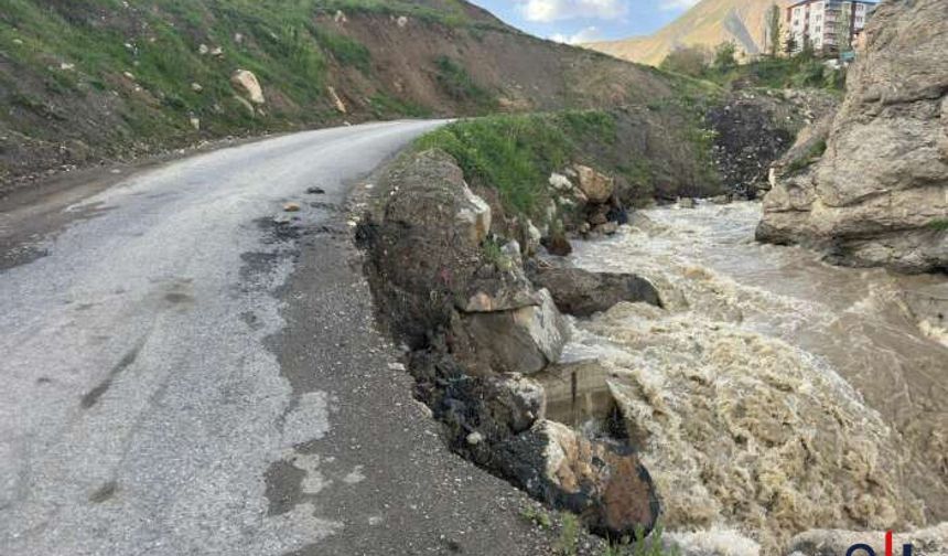 Hakkari’de Katremas Deresi Yolu Yine Çökertti: Mahallede Can Güvenliği Alarmı