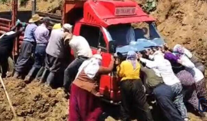 Hakkari'de Çamura Saplanan Kamyoneti Berivanlar Kurtardı