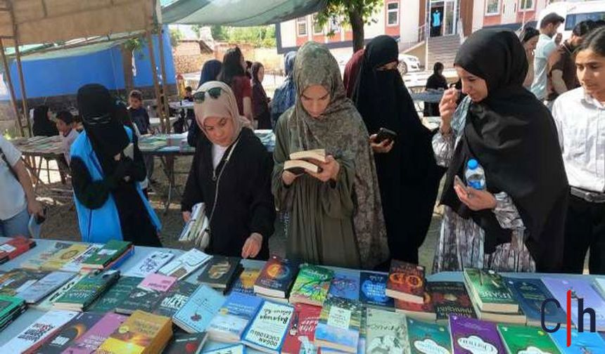 Derecik’te Kitapseverler Fuarla Buluştu