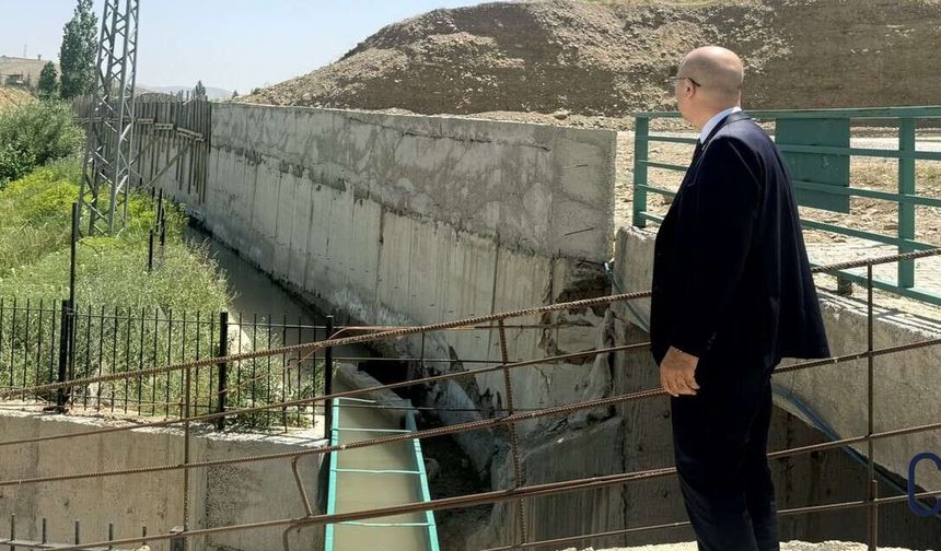 Yüksekova’da sosyal alanlar için perde duvar çalışmaları sürüyor