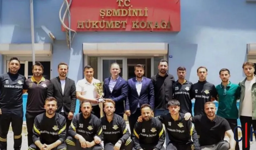 Şemdinli Üzümkıranspor Şampiyonluk Kupasıyla Kaymakam Akpınar’ı Ziyaret Etti