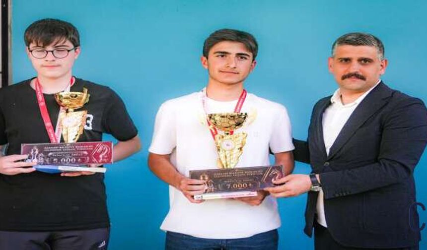 Hakkâri’de Geleneksel Satranç Turnuvası Tamamlandı: Şampiyonlara Ödüller Verildi