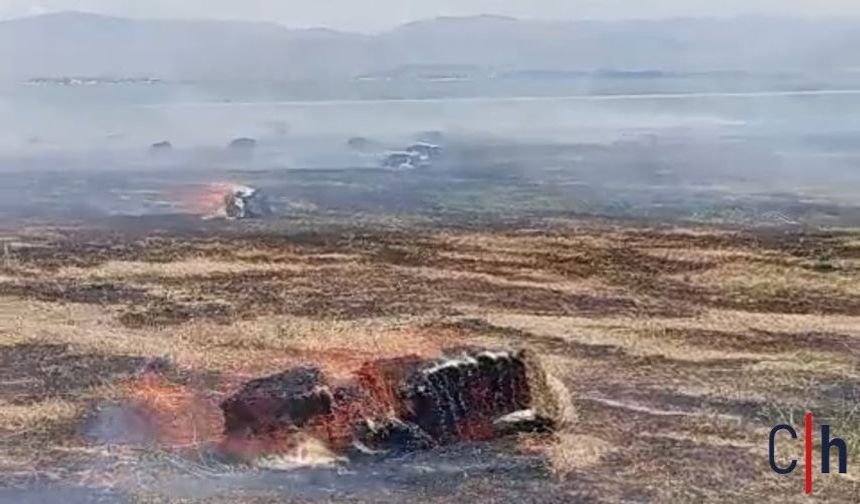 Hakkari'de Tarım Arazisinde Yangın: Yaklaşık Bin Balya Ot Kül Oldu