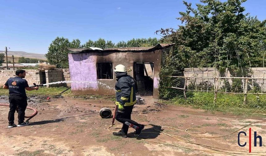 odunluk yangını korkuttu: Alevler evlere sıçramadan söndürüldü