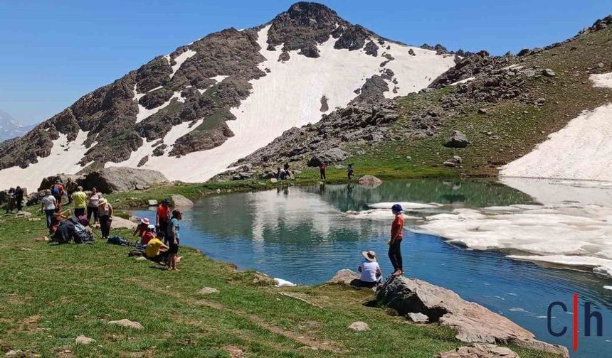 Doğaseverler Hakkâri'nin Buz Gibi Gölünde Yüzdü