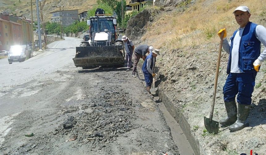 Hakkari Belediyesi yaz sıcağında altyapı mesaisinde