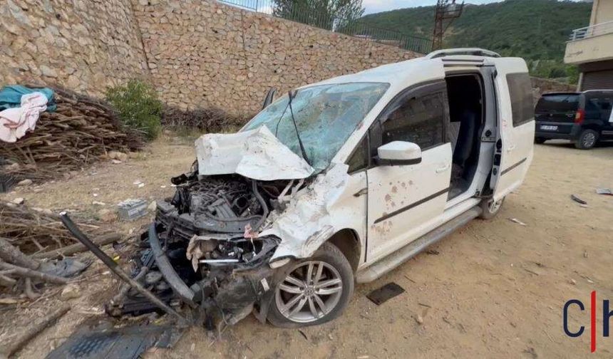 Hakkari'de Trafik Kazası: Araç İstinat Duvarından Düştü, 3 Yaralı