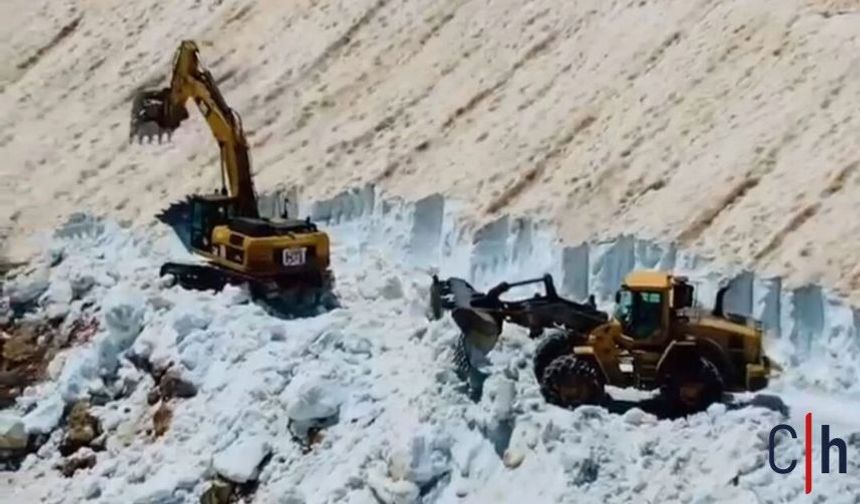 Hakkâri'de Cilo Sat Gölleri Yolunda Yaz Ortasında Kar Mesaisi