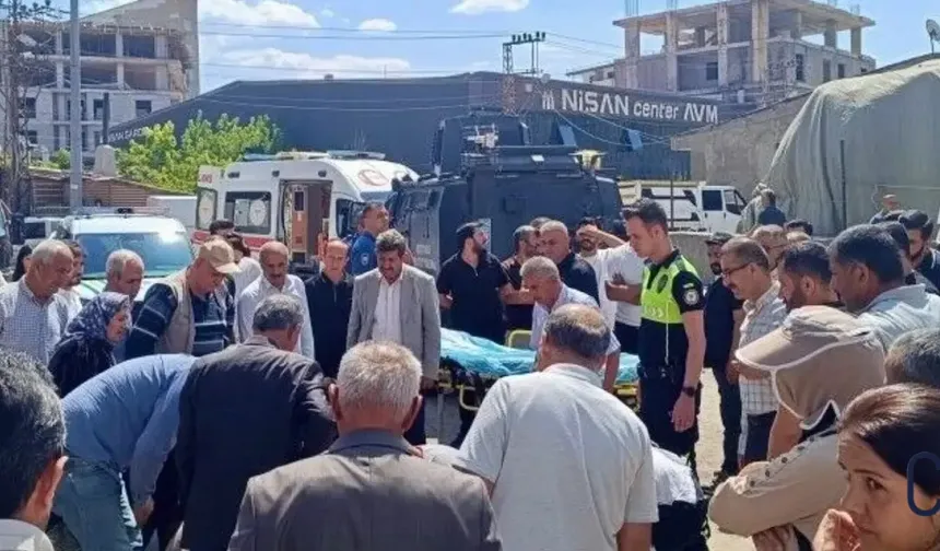 Yüksekova’da Zırhlı Araç Genç Kıza Çarptı: 17 Yaşındaki E.K. Hastaneye Kaldırıldı