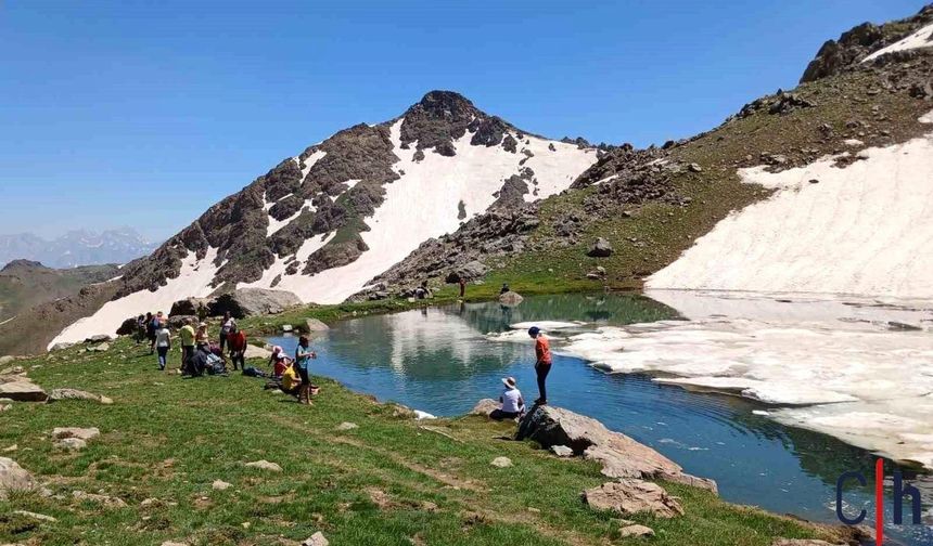 3300 Rakımlı Seyitxan Gölü'nde Buz Gibi Suda Yüzdüler