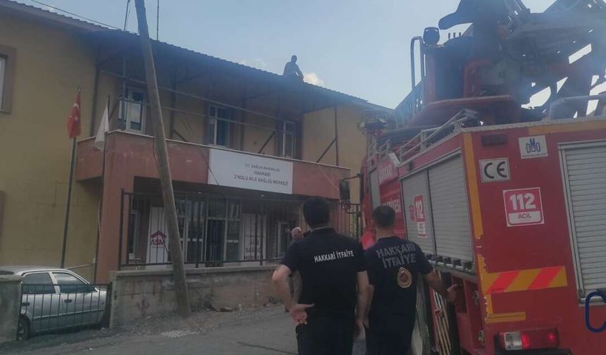 Hakkari’de çatıda mahsur kalan işçi kurtarıldı