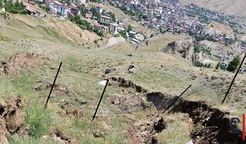 Bağlar Mahallesi’ndeki Mezarlıkta Toprak Kayması Endişesi