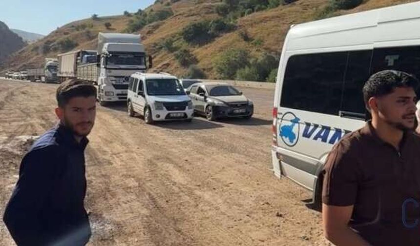 Yüksekova-Van Yolunda Çalışma Yoğunluğu: Araç Kuyruğu Oluştu