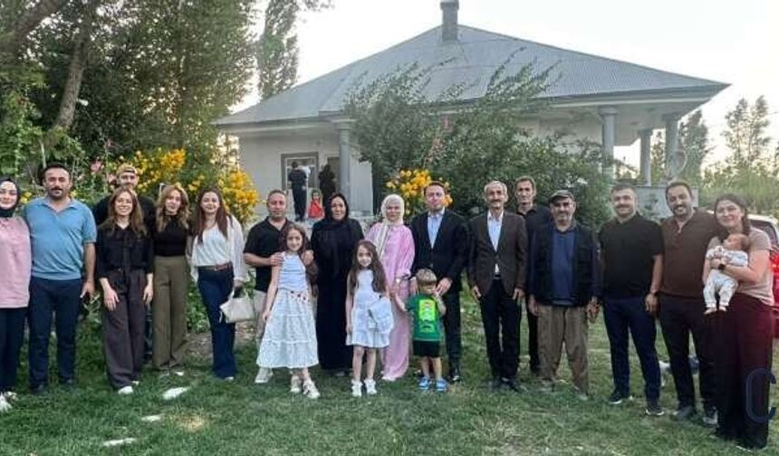 Kaymakam Hülür: Çiftçilikle 10 çocuğunu okutan babayı ziyaret etti