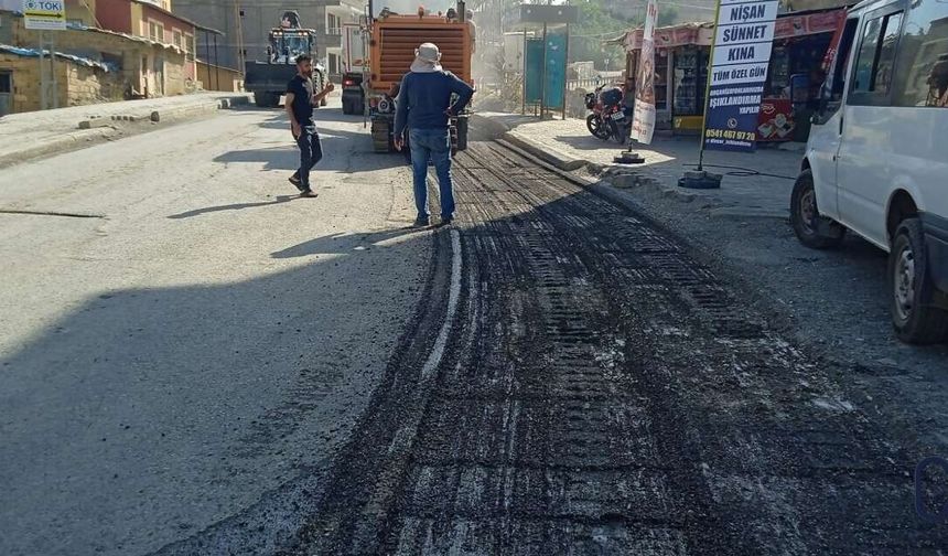 Hakkari'de eski asfalt kaldırma çalışmaları sürüyor