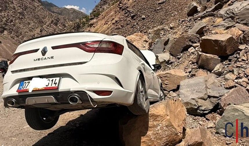 Çukurca Karayolunda Araç Kayalıkta Asılı Kaldı, 3 Kadın Yaralandı