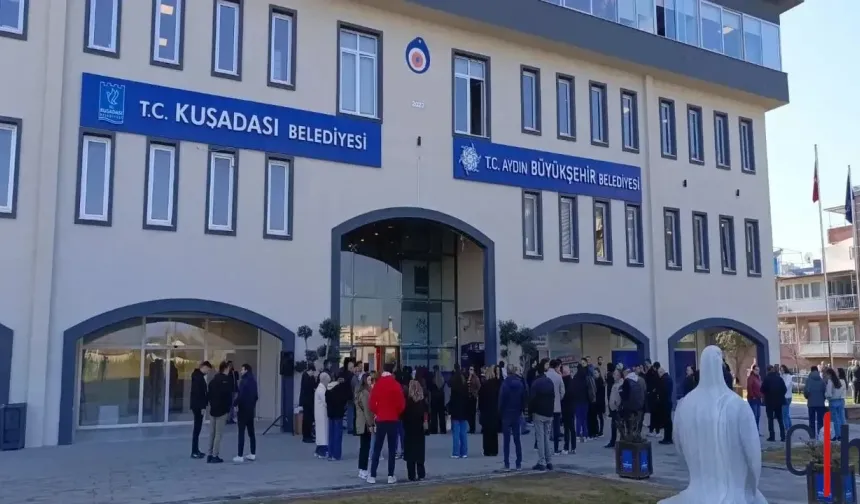 Kuşadası Belediyesi'ne operasyon: 15 kişi gözaltına alındı