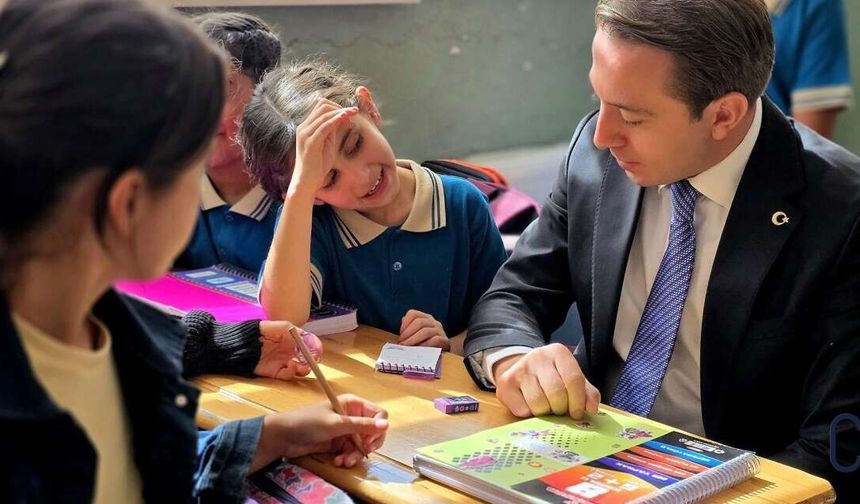 Kaymakam Hülür öğrencilerle aynı sırayı paylaştı