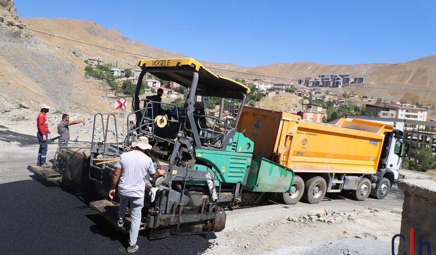 Hakkari’de sıcak asfalt çalışmaları sürüyor