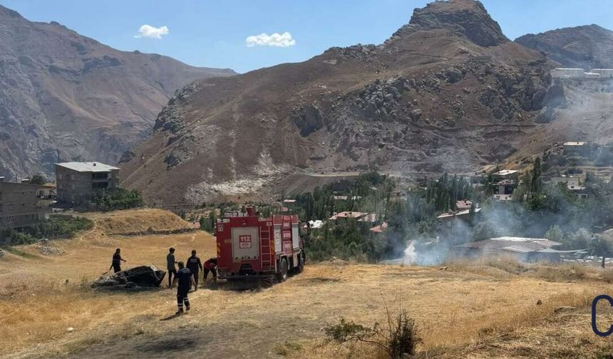 Hakkari’de anız yangını büyümeden kontrol altına alındı