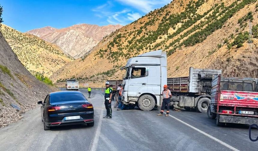 Hakkari-Van karayolunda TIR bariyerlere çarptı