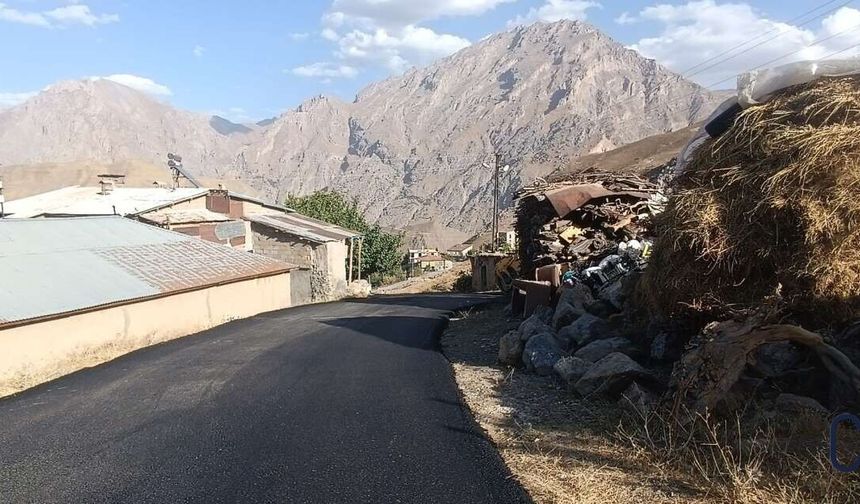 Hakkari’de asfalt seferberliği: Ekipler hafta sonu da sahada