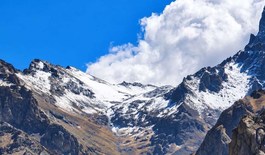 Hakkari'de yüksek kesimler beyaza büründü