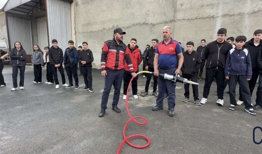 Yüksekova’da öğrencilere itfaiye ve afet eğitimi verildi