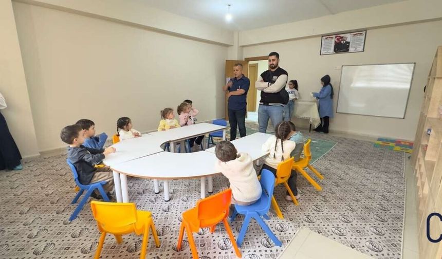 Hakkari’de minik öğrencilere hayvan sevgisi anlatıldı