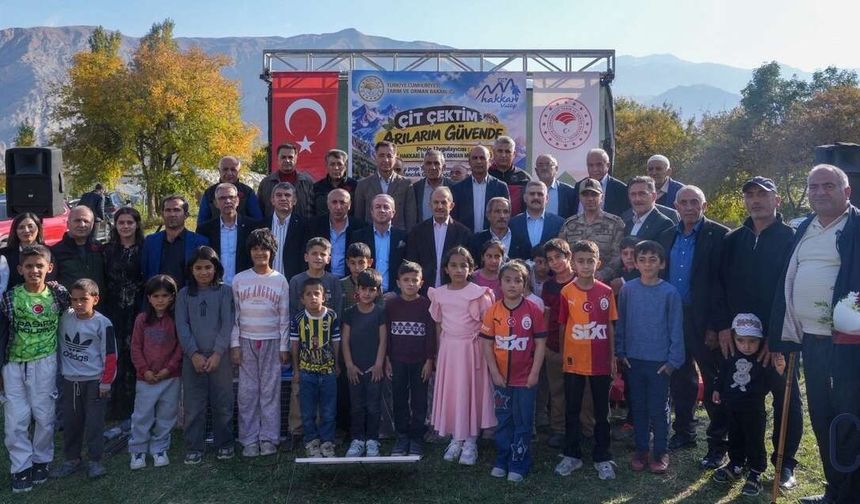 Hakkari’de 262 elektrikli çit dağıtıldı