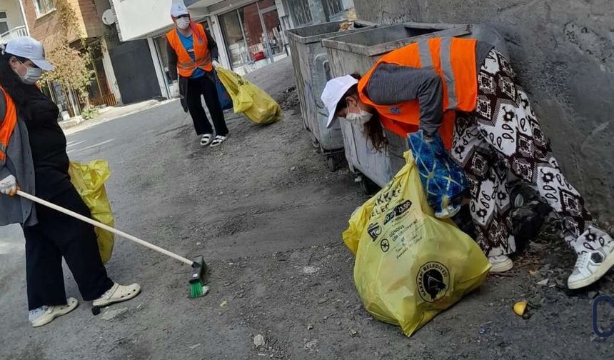Hakkari’de çevre temizliği çalışmaları sürüyor