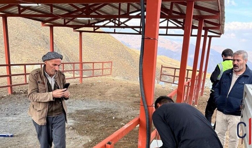 Hakkâri Bay Köyü Yaylasına Berivanlar İçin Gölgelik Yapıldı