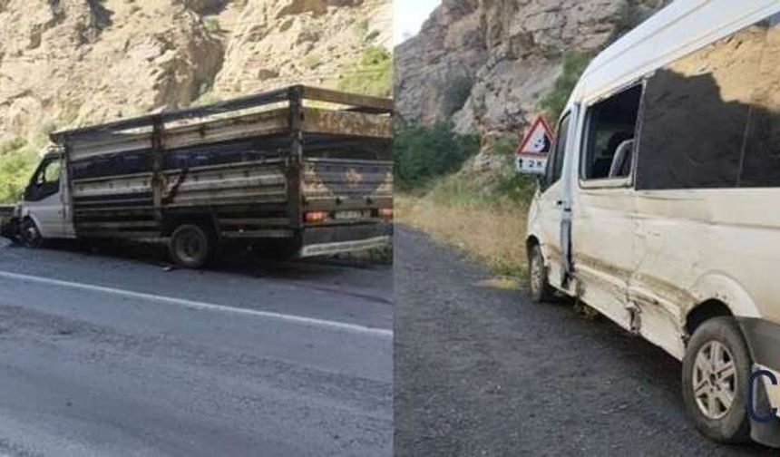 Hakkari’de kamyonet ile minibüs çarpıştı: 4 yaralı