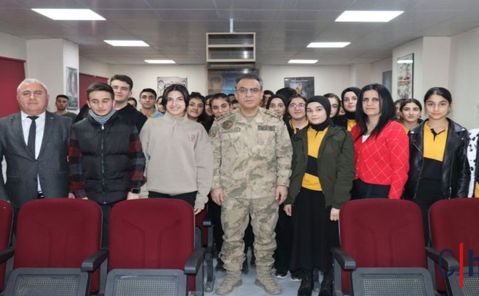 Tuğgeneral Necip Çarıkcıoğlu Hakkari'de Öğrencilerle bir araya geldi