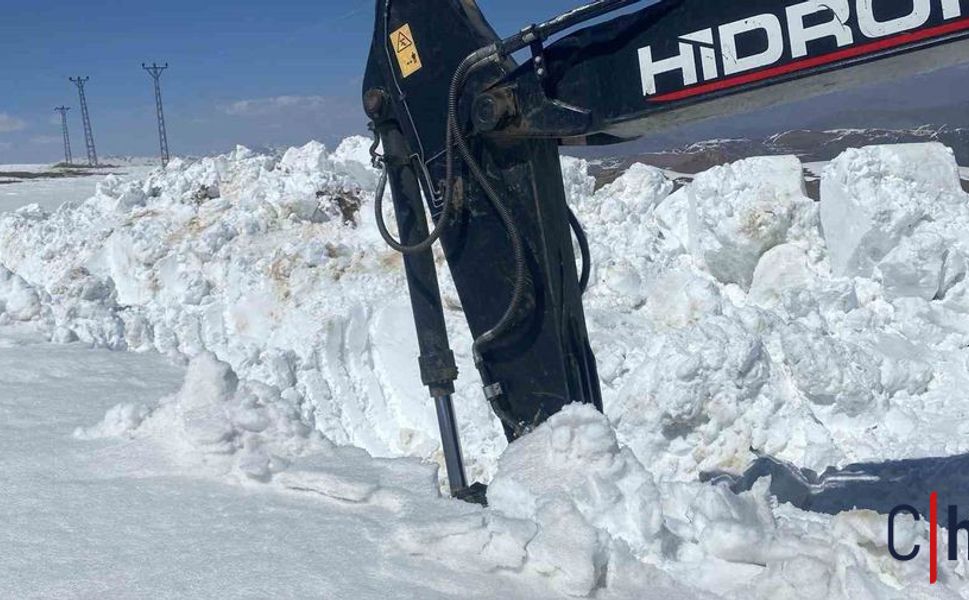 Hakkari'de Kar Altında 5 Metreye Ulaşan Yol Açma Çabası