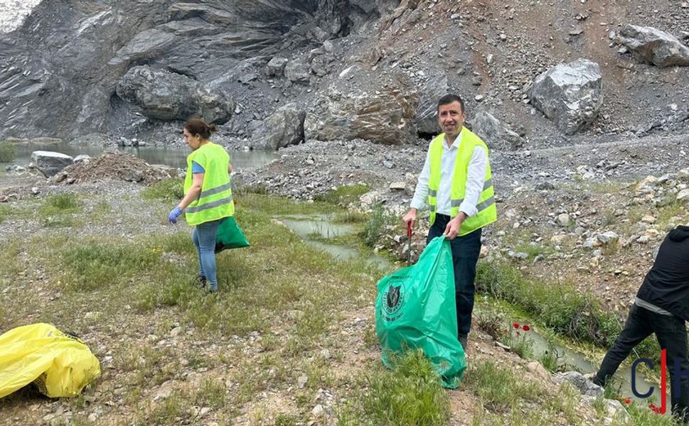 Hakkari Belediyesi Eş Başkan Yardımcısı Ücar, Çevre temizliğine Katıldı