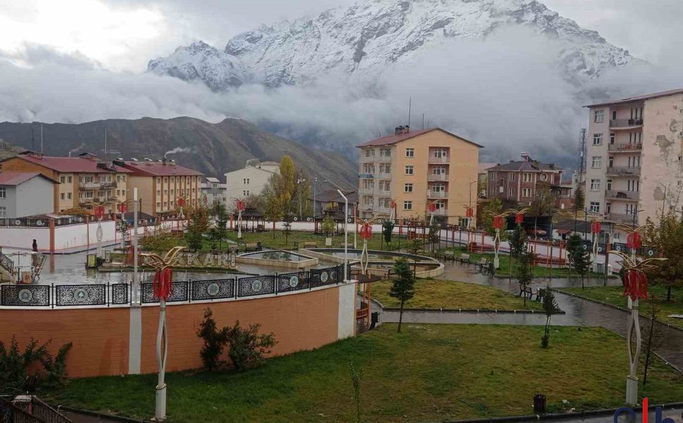 Hakkari Dağları Karla Bürünen Kasım Manzarasıyla Büyülüyor