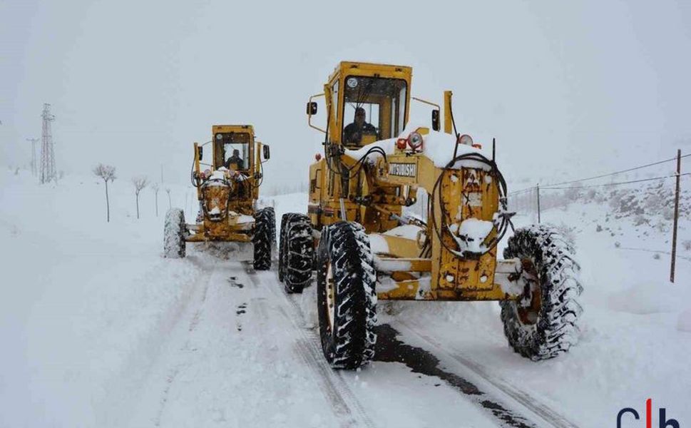 Hakkâri’de Kar Esareti: 210 Yerleşim Yerinin Yolu Kapandı