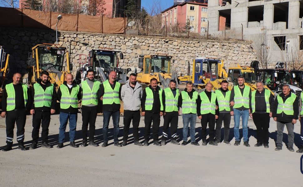 Hakkari Belediyesi, Kar Yağışı İçin Hazırlıklarını Tamamladı: Ekipler 7/24 Görev Başında