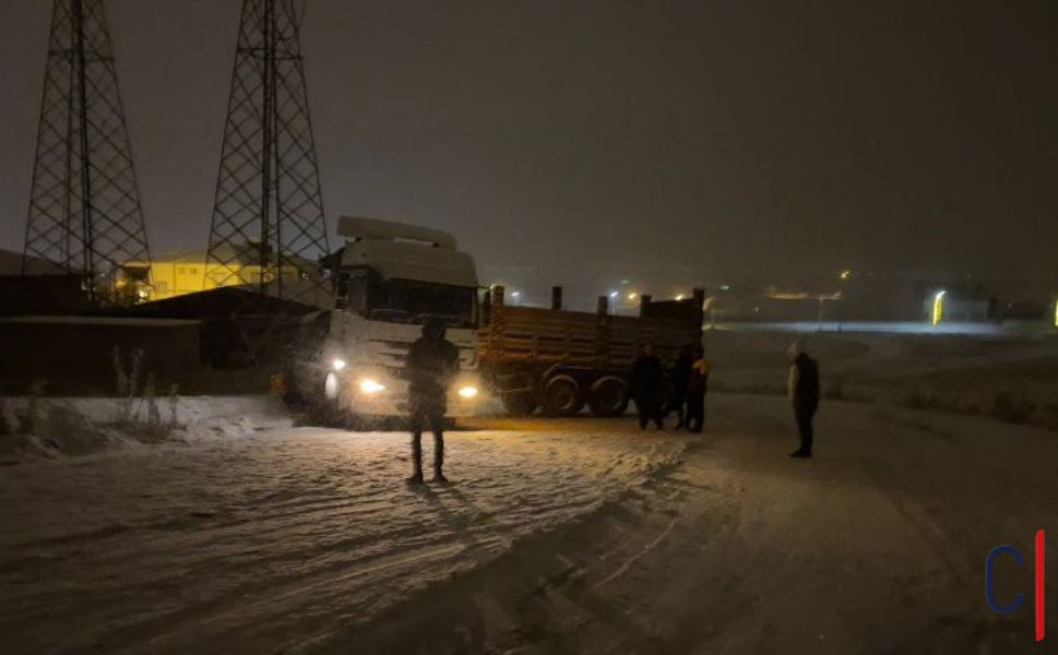 Hakkari'de Kar Yağışı Etkili Oldu, Yollar Buz Pistine Döndü