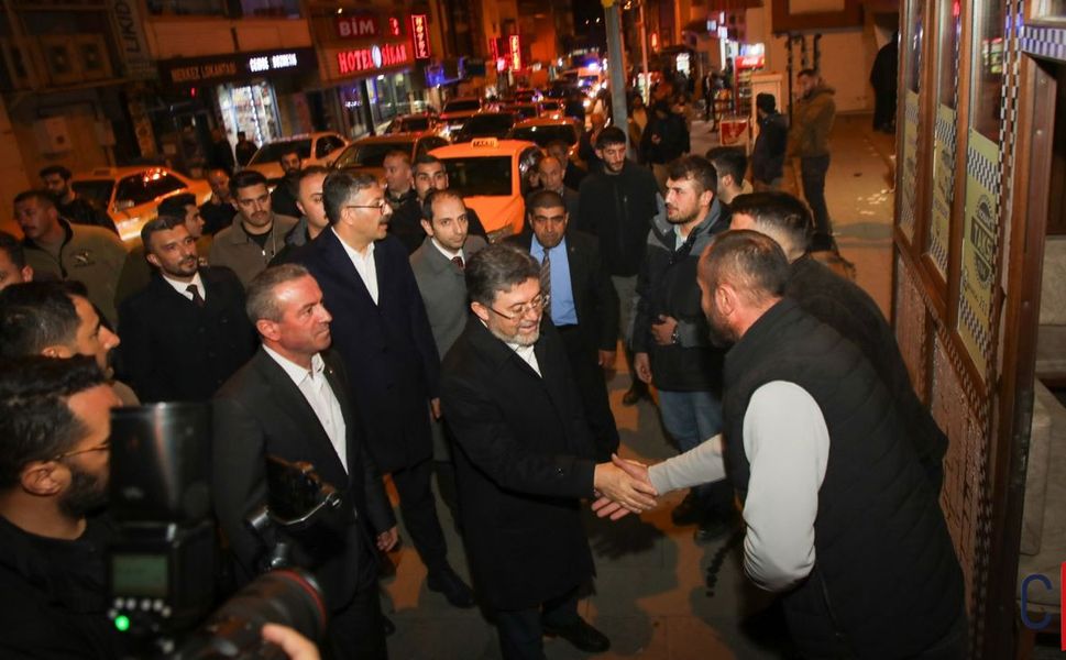 Bakan İbrahim Yumaklı, Hakkari’de Esnaf ve Vatandaşlarla Buluştu