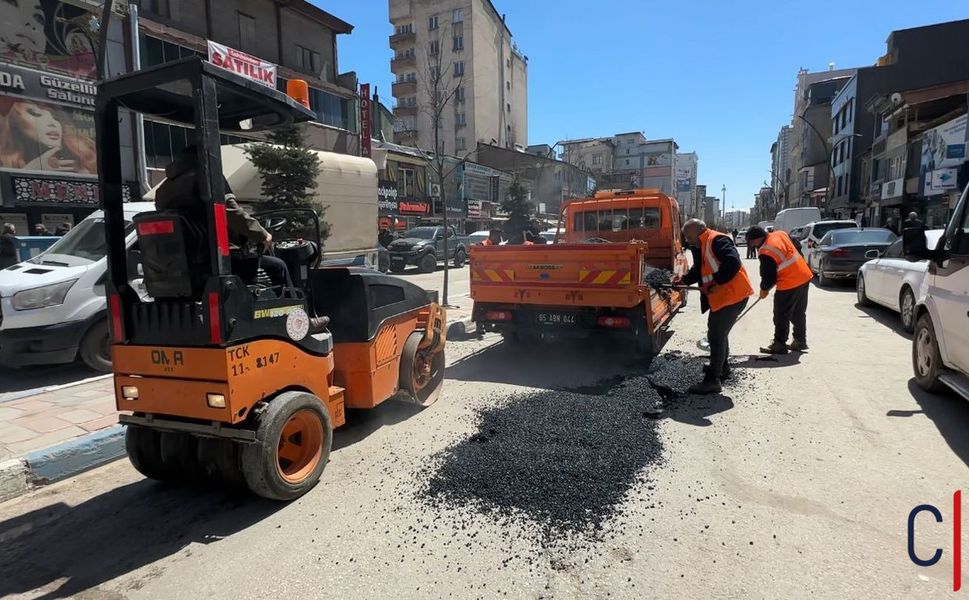 Çukurlarla Dolu Yollar Onarılıyor