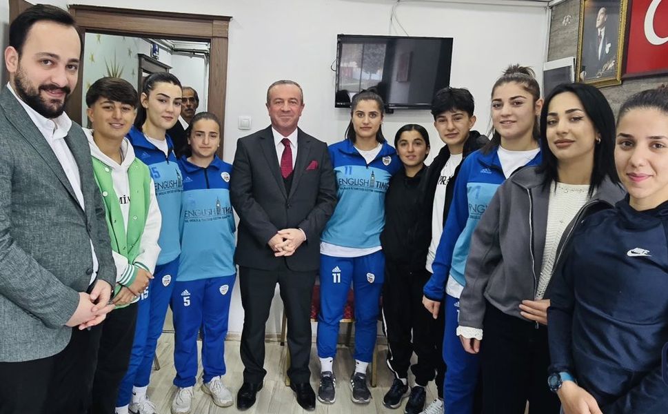 Hakkari’nin Gururu Kadın Futbol Takımı’ndan Teşekkür Ziyareti