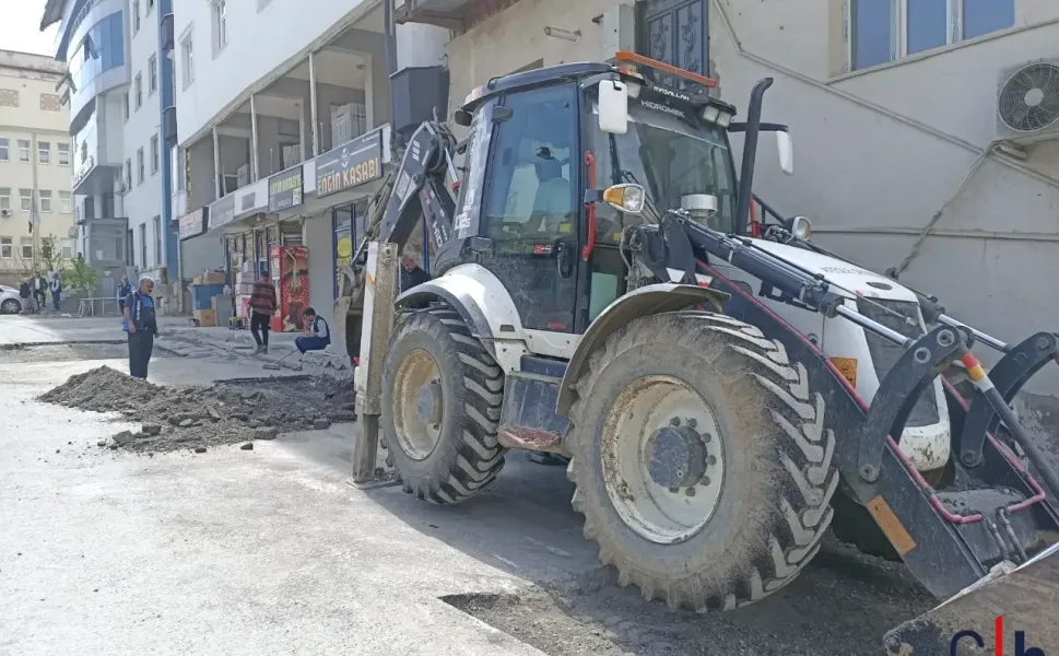 Hakkari’de Bozuk Yollar Asfaltlanıyor